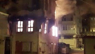 100 yıllık tarihi bina alevlere teslim oldu 
