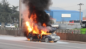 Alev alev yanan otomobil küle döndü