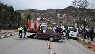 Alkollü sürücü ticari araca çarptı: 5 yaralı 
