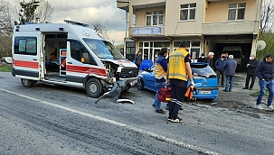 Ambulans ile otomobil çarpıştı: 4 yaralı 