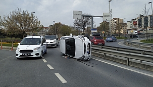 Bariyerlere çarpan otomobil yattı! 