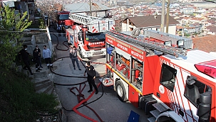 Boş evde çıkan yangın yan eve sıçradı 