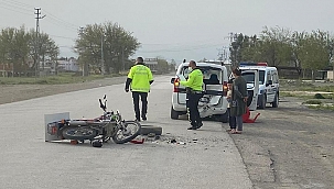 Çarptığı ticari aracın içine düştü 