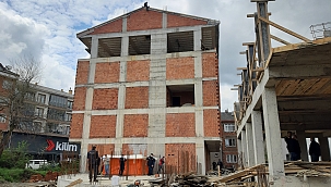 Çatıya çıktı ekiplerden eşini istedi