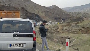 Dev kayalar yolu trafiğe kapattı!