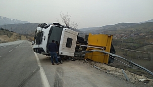 Kamyon şarampole devrildi: 1 yaralı 