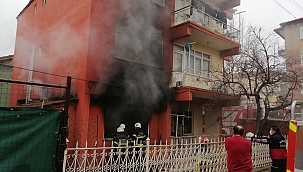 Elindeki sigara ile uyuyunca yangın çıktı