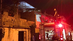 Evini ateşe verip kaçtı!