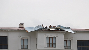 Fırtına bir çok evin çatısını uçurdu! 