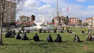 Gençlerden kitap okuma etkinliği 