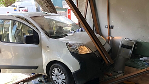 Hafif ticari araç berbere daldı: 2 yaralı