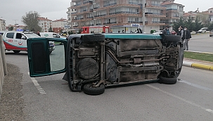 Hafif ticari araç ile otomobil çarpıştı! 