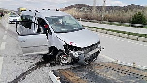 Hafif ticari araç kaldırıma çarptı: 2 yaralı 