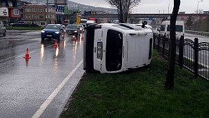 Hafif ticari araç refüje devrildi: 1 yaralı
