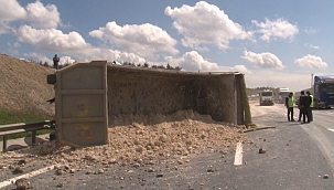 Hafriyat kamyonu devrildi! 