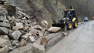 Heyelanda dev kayalar yolu kapattı 