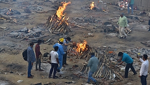 Hindistan'da ölenler toplu olarak yakılıyor 