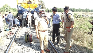 Hindistan'da tren kamyona çarptı! 