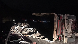 Hurda yüklü tır devrildi: 1 yaralı