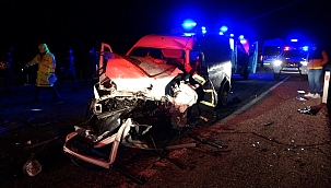 İki araç kafa kafaya çarpıştı: 2 ölü 