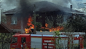 İki katlı ev alevlere teslim oldu 
