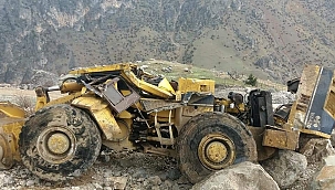 İş makinası uçuruma yuvarlandı!