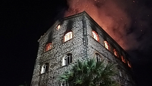 İzmir'de 4 katlı tarihi binada yangın 