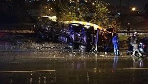 İzmir'de beton mikseri devrildi! 