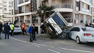 Kamyon iki aracı biçti duvarı yıktı