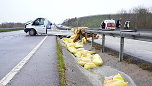 Kamyonet bariyerlere çarptı! 