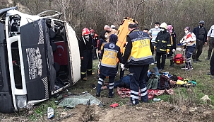 Kamyonet şarampole uçtu: 2 yaralı