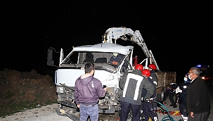 Kamyonet tırla çarpıştı: 1 ağır yaralı 