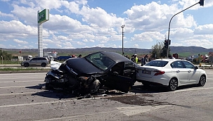 Karşı şeride geçip 4 araca çarptı 