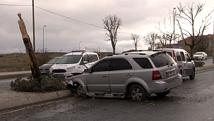 Kontrolden çıkan cip ağaca çarptı