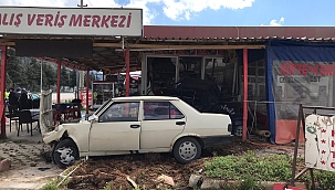 Lastiği patlayan otomobil markete girdi