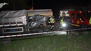 Minibüs tıra arkadan çarptı: 1 ölü 