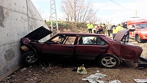 Otomobil bariyerlere çarptı: 2 yaralı! 