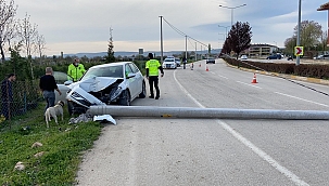 Otomobil beton direği devirdi 
