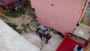 Otomobil evin bahçesine uçtu! 