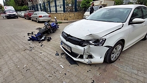 Otomobil ile motosiklet çarpıştı! 