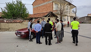 Otomobil motosiklete çarptı: 2 yaralı 