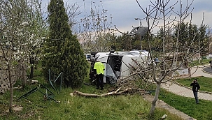 Otomobil parka uçtu: 4 yaralı