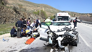 Otomobil tıra çarptı: 3'ü ağır 5 yaralı