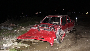 Otomobil toprak yığınına çarptı: 2 yaralı