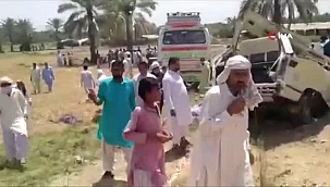 Pakistan'da otobüs ile minibüs çarpıştı 