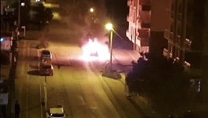 Park halindeki araç alev topuna döndü