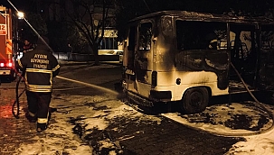 Park halindeki minibüs alev aldı 