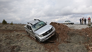 Pikap yol kenarına uçtu: 4 yaralı