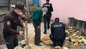 Polis İsmail Dede'nin odunlarını kırdı 