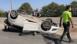 Refüje çarpan otomobil ters döndü 